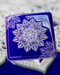 Targhetta blu con stampa UV in rilievo effetto 3D, decorata con un motivo mandala bianco dettagliato.