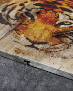 Stampa UV su legno con immagine di tigre dai colori caldi e texture naturale.