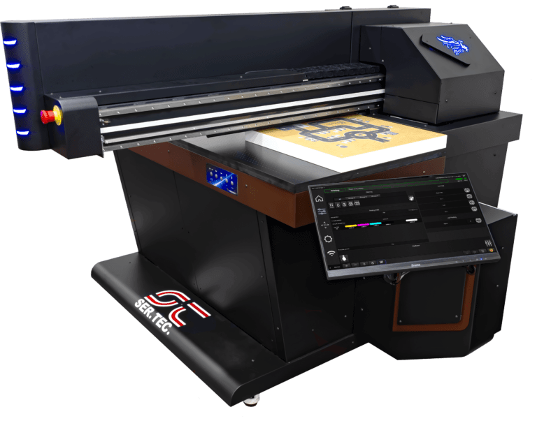 Stampante flatbed UV Ser.Tec. con display touchscreen attivo, in fase di stampa su pannello rigido.