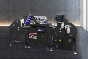 Stampante digitale industriale Eagle HY 70 di Ser.Tec. con nastro trasportatore per tessuti, schermo di controllo laterale e design moderno nero con luci LED blu