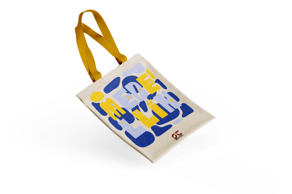 Shopper in tessuto con manici gialli e grafica astratta blu e gialla con scritta "Made in EU" e logo SER.TEC. in basso.