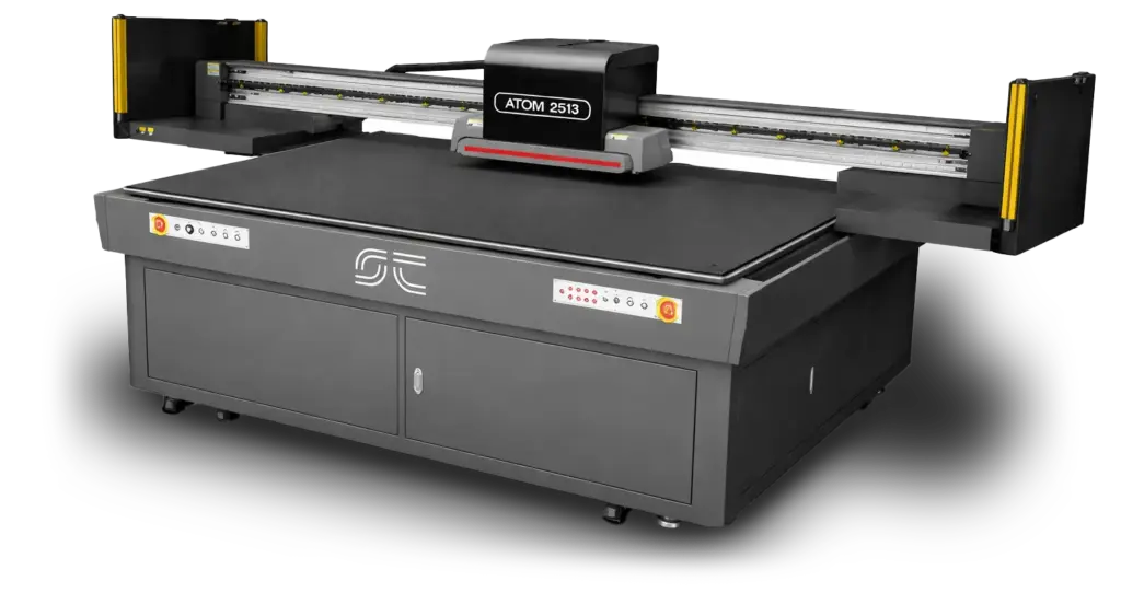 Stampante industriale UV DPI ATOM 2513 vista angolare, con struttura grigia e ampio piano di stampa.
