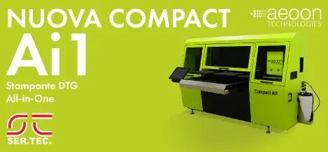 Illustrazione promozionale della stampante DTG Aeoon Compact Ai1, con logo Ser.Tec. su sfondo verde