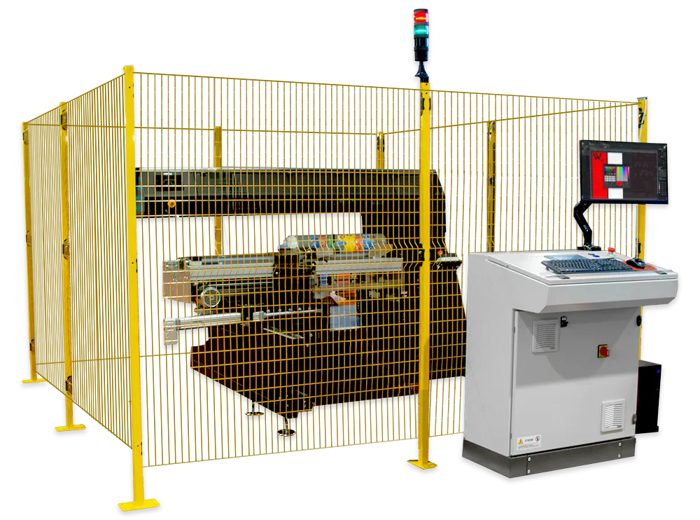 Stampante digitale Ser.Tec. per oggetti cilindrici con recinto di sicurezza giallo e postazione di controllo