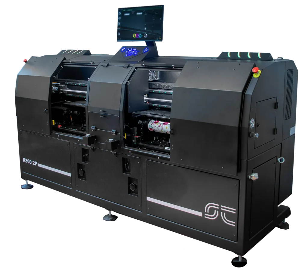 Stampante industriale R360 2P con sportelli aperti, visibile il sistema di stampa su oggetti cilindrici con grafica floreale