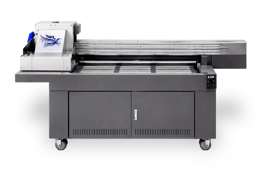 Stampante flatbed industriale Ser-Tec Atom Multi con piano di stampa esteso, vista frontale