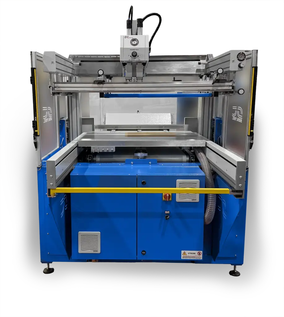 Máquina de serigrafía industrial SER.TEC para la impresión automática sobre paneles, con mesa de trabajo y cabezal de impresión central.
