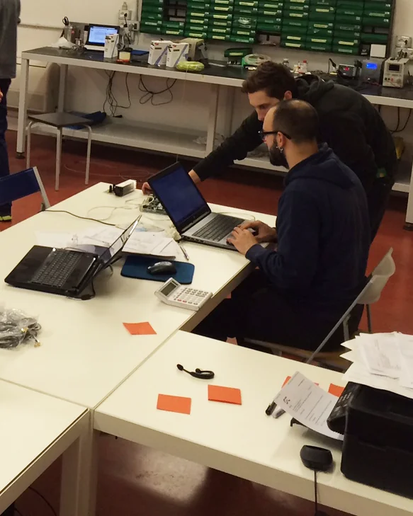 RD_4.5 Puesto de trabajo técnico con ordenador y personal dedicado a actividades de investigación y desarrollo en el ámbito industrial