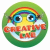 Logo del "Creative Lab" caratterizzato da un design colorato e giocoso. Il logo presenta un volto stilizzato con occhi grandi e ciglia lunghe, circondato da un arcobaleno e nuvole su sfondo verde. Al centro è presente il testo "CREATIVE LAB" in caratteri grandi e rossi. L'aspetto vivace e allegro del logo suggerisce un ambiente creativo e adatto a un pubblico giovane o a laboratori artistici e di innovazione.