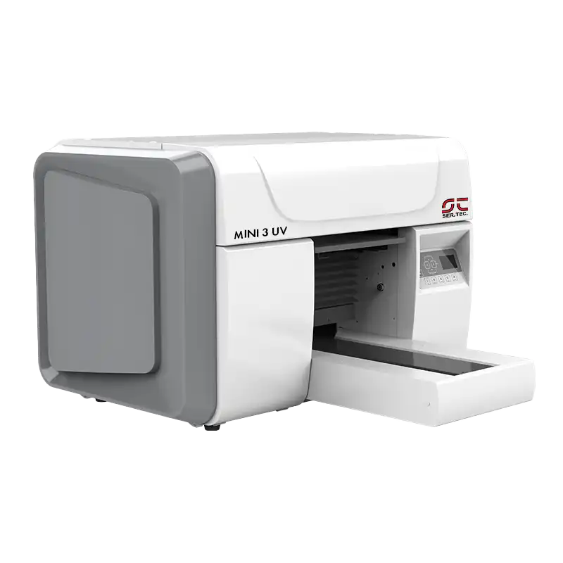 Stampante UV Ser.Tec. Mini 3 UV, scocca bianca e grigia, vassoio di alimentazione aperto, pannello di controllo laterale, vista in prospettiva