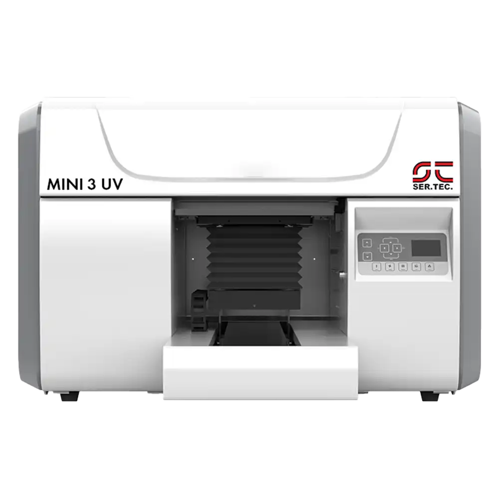 Stampante Ser.Tec. Mini 3 UV vista frontale, sportello aperto con piano di stampa sollevato e soffietto di movimentazione visibile, pannello di controllo a destra