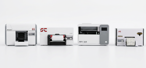 Gamma Serie Mini Ser-Tec: quattro stampanti industriali per etichette MPN in formato compatto, su sfondo bianco