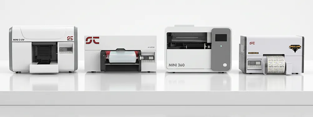 Gamma Serie Mini Ser-Tec: quattro stampanti industriali per etichette MPN in formato compatto, su sfondo bianco