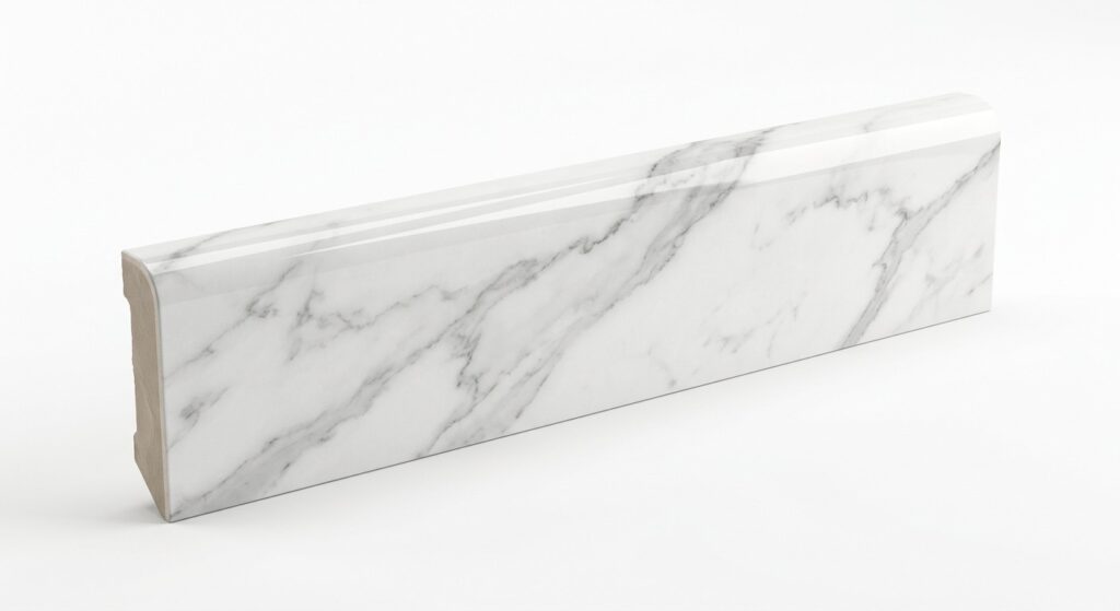 Battiscopa effetto marmo bianco Carrara con venature grigie, profilo bombato lucido.