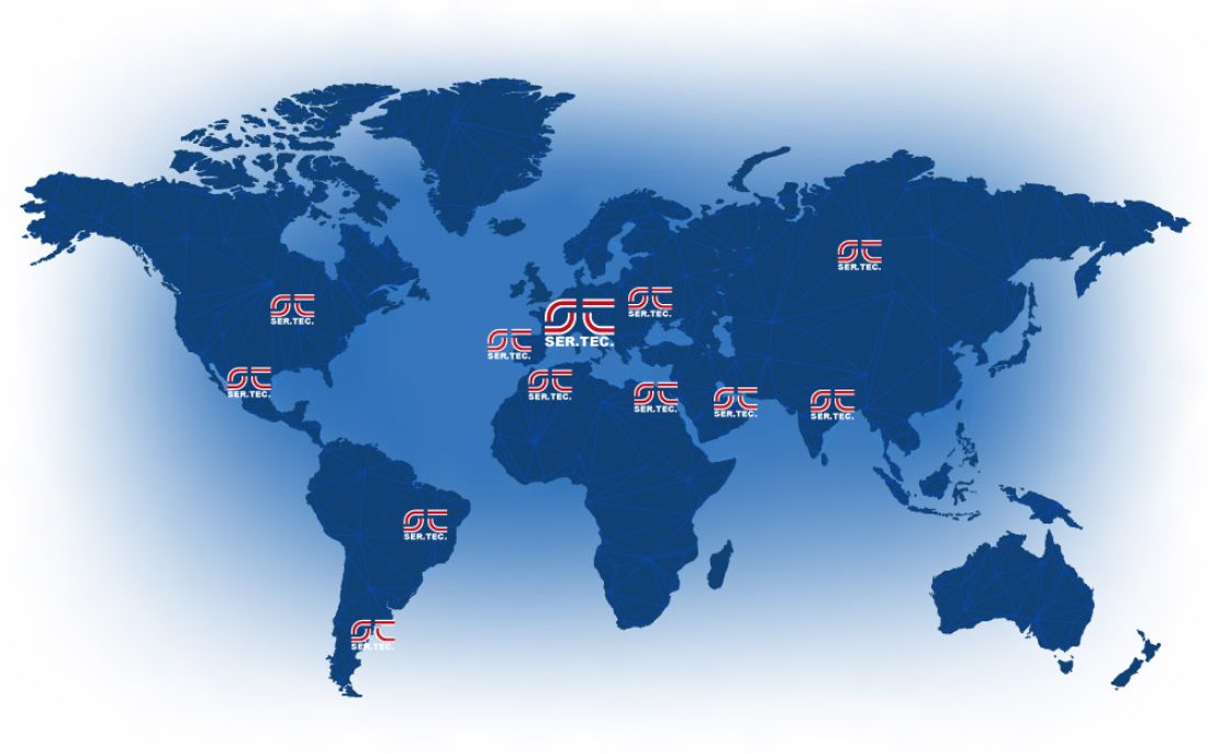 Mappa mondiale con rete di rivenditori Ser.Tec. evidenziati da loghi, e sede principale in Italia indicata da un logo più grande